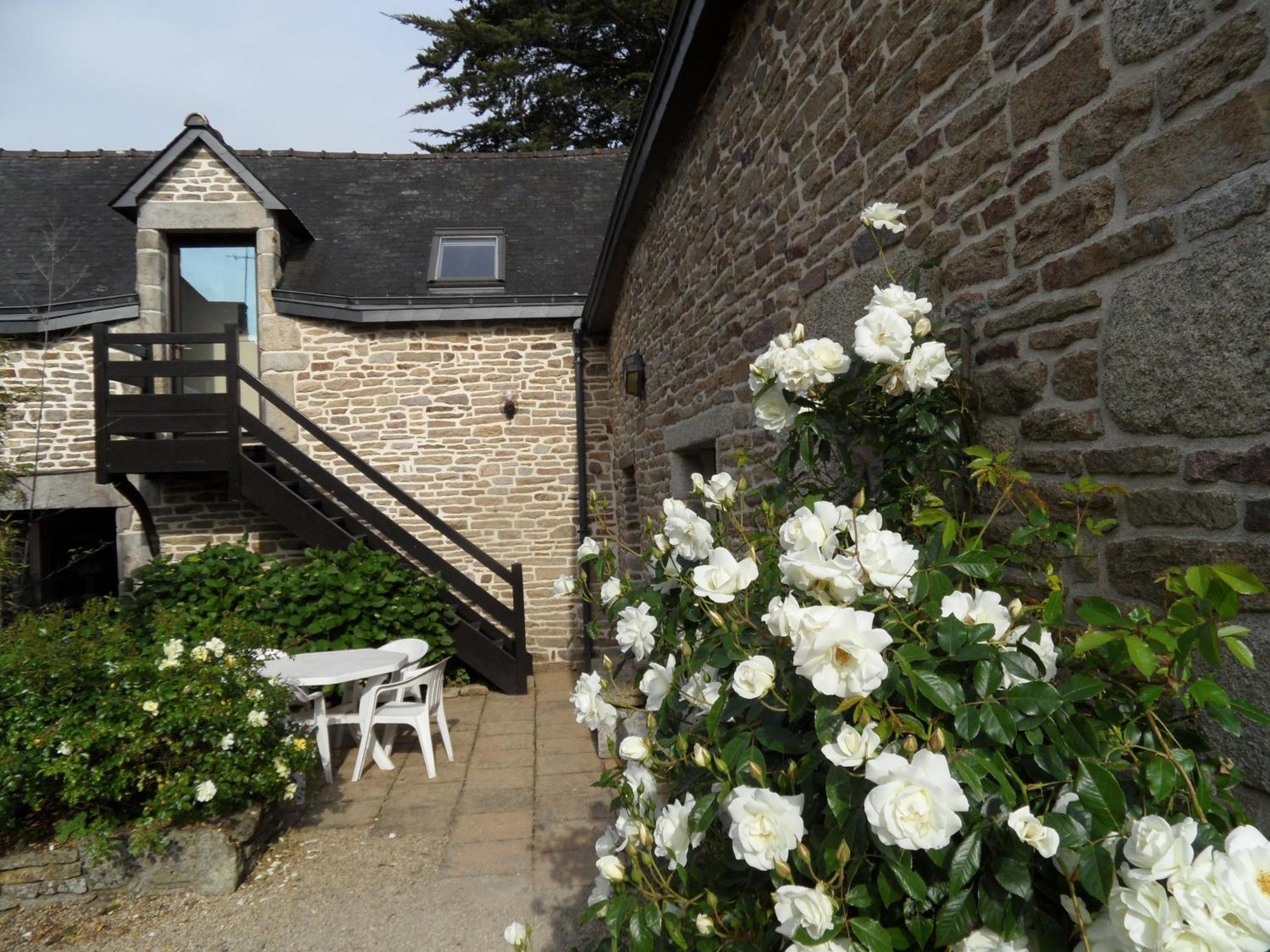 Les Pieds Dans L'Herbe Bed & Breakfast Rosporden Exterior foto